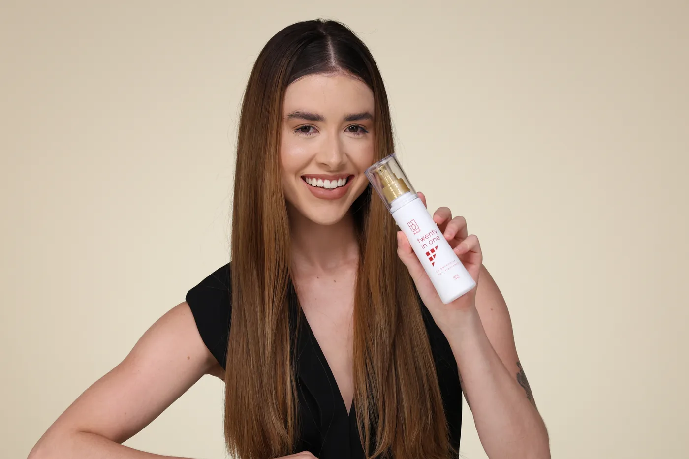 Profissional sorrindo com resultado InBlue nas mãos